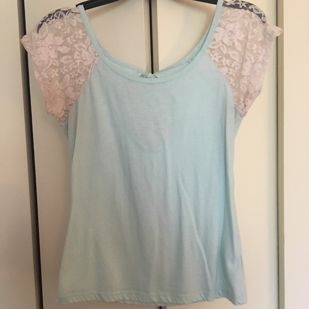 M Keyhole back shirt with lace sleeves